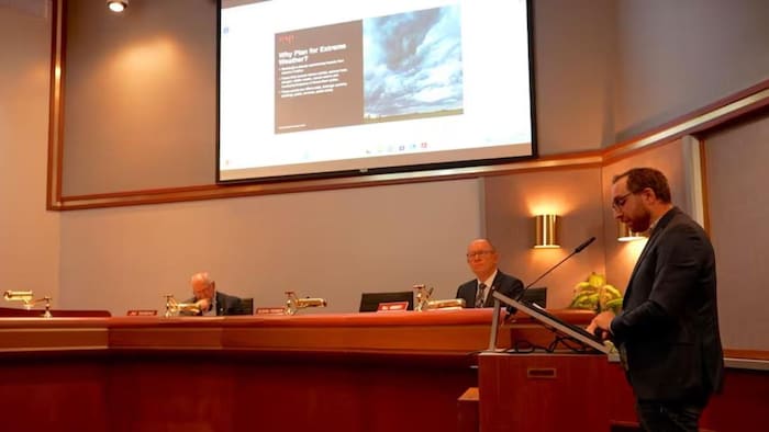 David Paton, urbaniste chez WSP (à droite), présente le plan d'adaptation aux changements climatiques de Steinbach au conseil municipal, mardi.