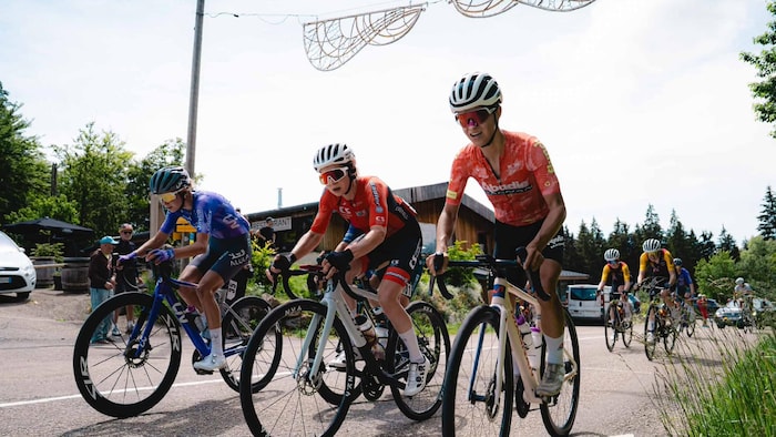 un groupe de cyclistes en action