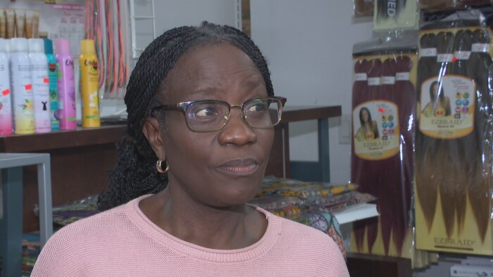 Adelle Lubaki répond aux questions du journaliste.