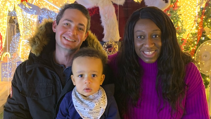 Une photo de Noël d'Adetola Wall en compagnie de son mari et de son fils.