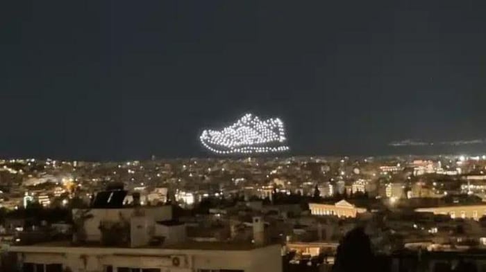 Des drones en forme de chaussure illuminent le ciel d'Athènes.