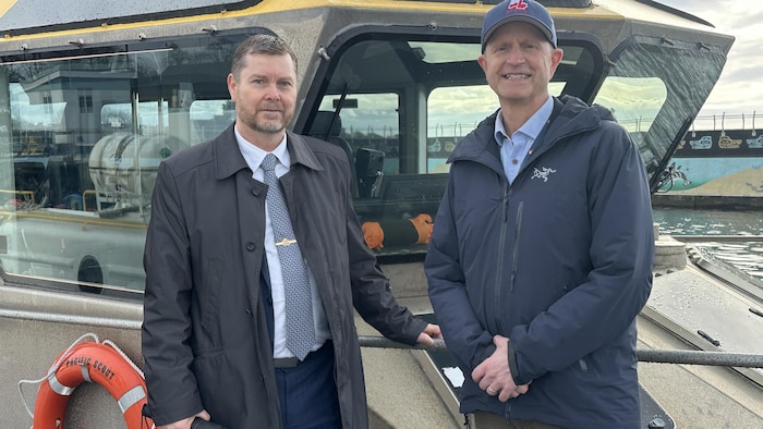 Steve Kennedy et John Wilson, sur un bateau, à Victoria, le 9 février 2026.