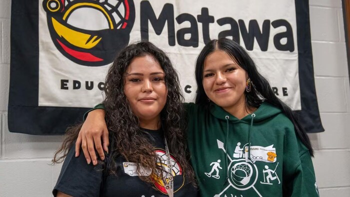 Deux adolescentes autochtones qui fréquentent le Matawa Education and Care Centre à Thunder Bay.