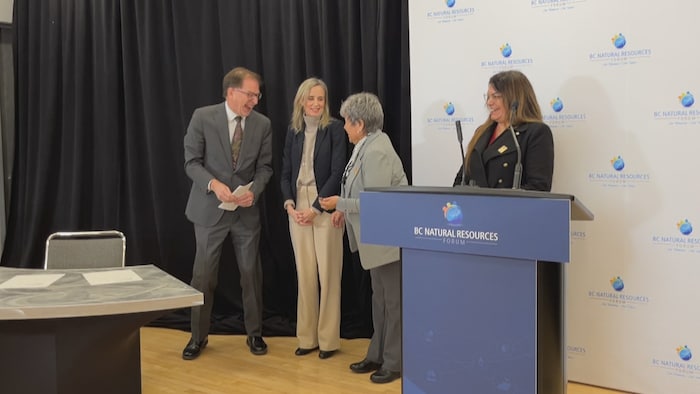 Adrian Dix, Charlotte Mitha et Eva Clayton.