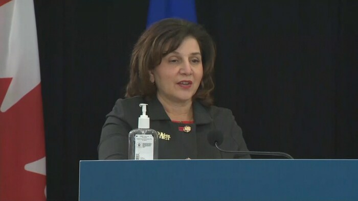 Adriana LaGrange lors d'une conférence de presse.