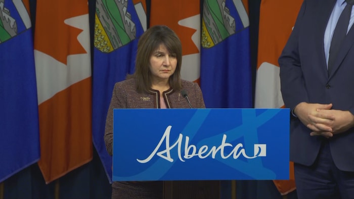 La ministre de la Santé Adriana LaGrange parle devant un pupitre, le 25 mars 2024.