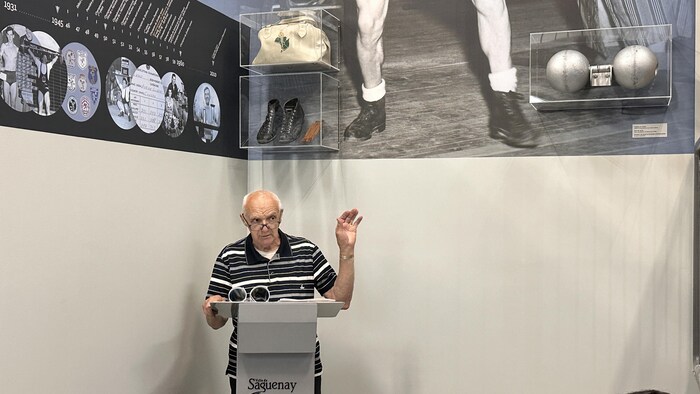 Roméo Boivin explique son travail derrière un lutin.
