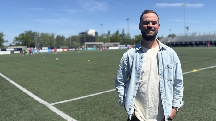 Portrait d'Adrien Moufflet sur le terrain de soccer.