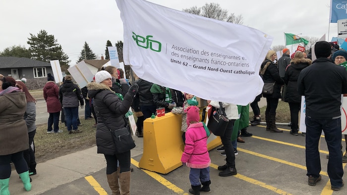 Les enseignants franco-ontariens votent massivement pour la grève ...