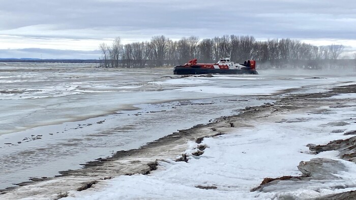 Un aéroglisseur sur une rivière gelée.