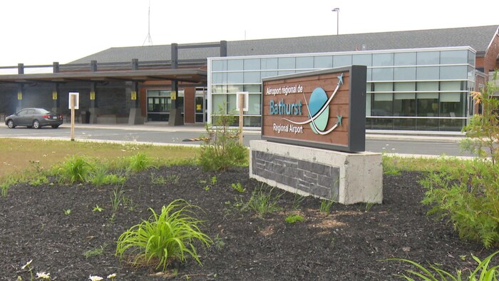 L'aéroport de Bathurst, au Nouveau-Brunswick, vu de l'extérieur. 