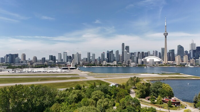 Images aériennes (par drone) du centre-ville de Toronto et de l'aéroport Billy Bishop, situé sur une île.