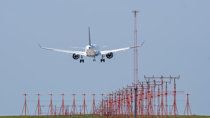 Un avion atterrit à l'aéroport d'Halifax.