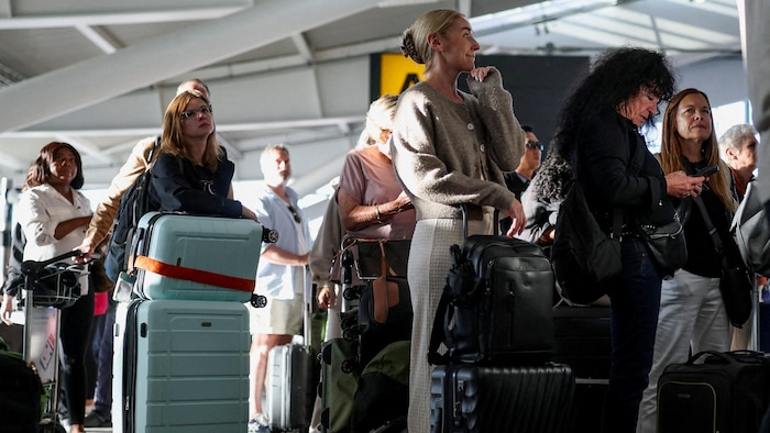 Des passagers attendent des informations sur leurs vols au terminal 5 de l'aéroport de Heathrow, à Londres (Royaume-Uni), le 8 septembre 2026.