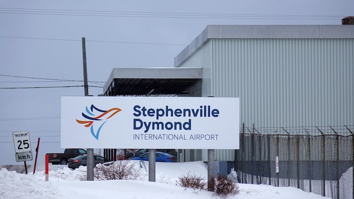 Une affiche devant l'aéroport de Stephenville.