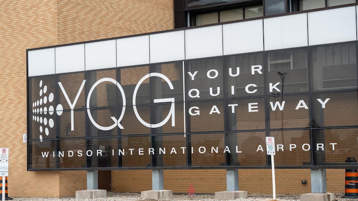 Panneau à l'entrée de l'aéroport de Windsor.