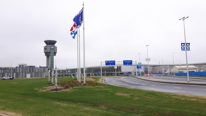 L'aéroport international Jean-Lesage vu de l'extérieur