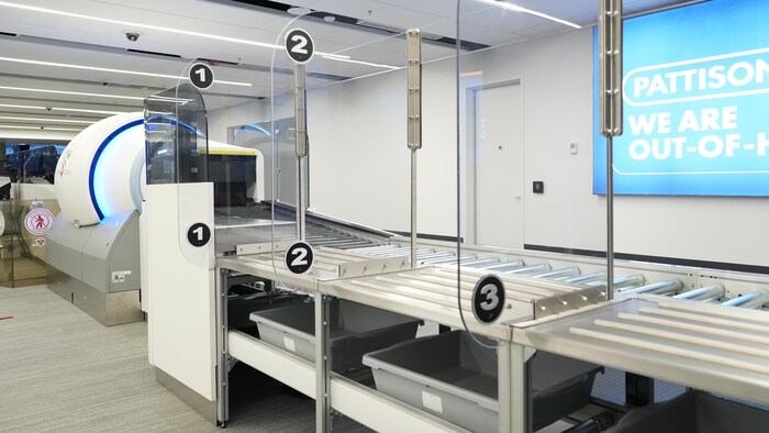Un point de sécurité servant à trier les bagages des passagers, à l’aéroport international de Kelowna, le 21 janvier 2026.