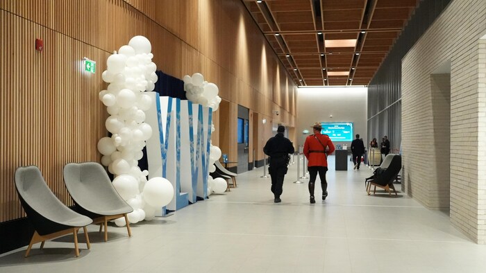 L’allée menant à la zone de contrôle de sécurité, où le mur et le plafond sont constitués de bois, à l’aéroport international de Kelowna, le 21 janvier 2026.