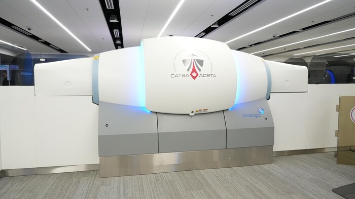 L’extérieur d’un appareil de radioscopie à tomodensitométrie, à l’aéroport international de Kelowna, le 21 janvier 2026.
