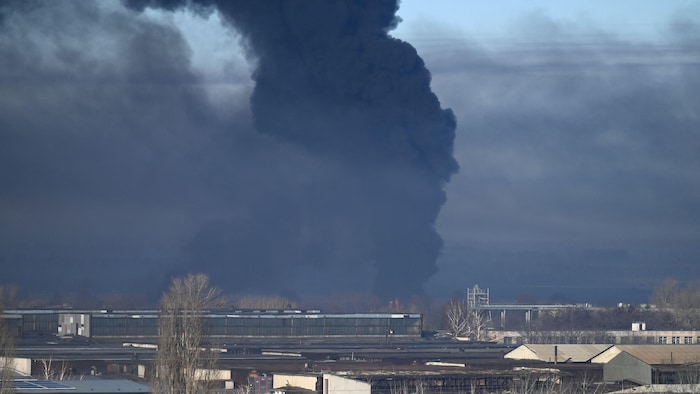 2022 年 2 月 24 日，乌克兰哈尔科夫（Kharkiv）附近的军用机场上空冒出黑烟。