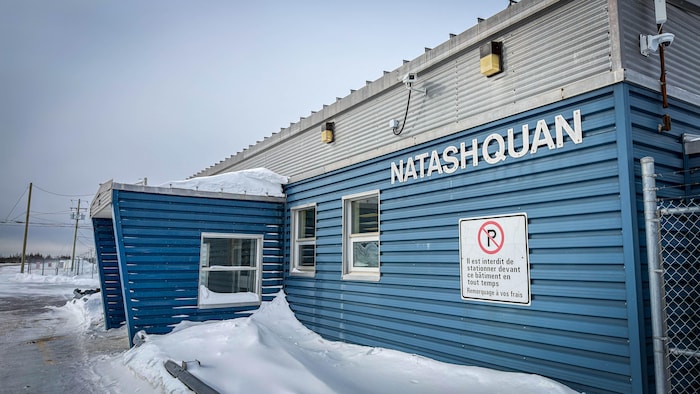 L'extérieur du terminal de l'aéroport de Natashquan. 