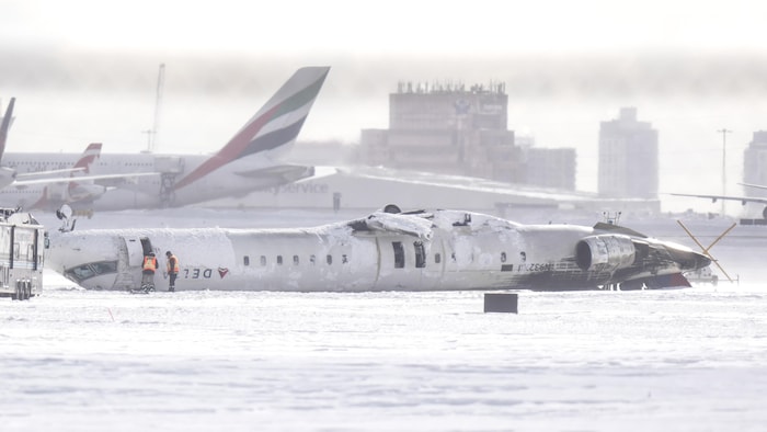 L'avion de Delta Air Lines renversé sur le tarmac de l'aéroport Pearson de Toronto le 18 février 2025.