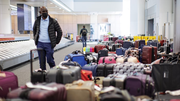 Travellers transit through Torontos Pearson airport on Jun. 23, 2022. Travellers are experiencing staffing-related delays and baggage backlogs as travel ramps up post-pandemic.
