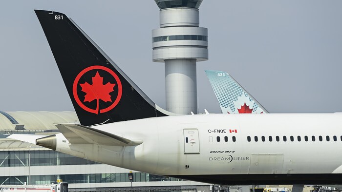 Un avion d'Air Canada sur le tarmac de l'aéroport Pearson de Toronto.