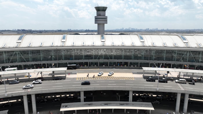 Vues aériennes du terminal 1, de l'aire de trafic, du tarmac et de la tour de contrôle de l'aéroport Pearson de Toronto.