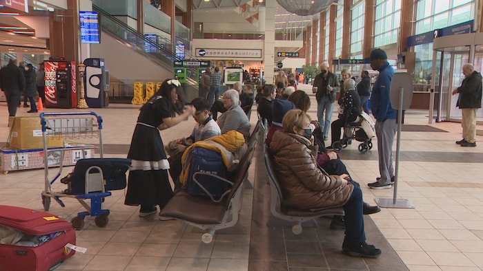 Les voyageurs devaient s'armer de patience à l'aéroport d'Halifax jeudi.
