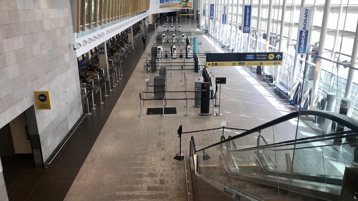 Pasillo vacío de un aeropuerto canadiense.