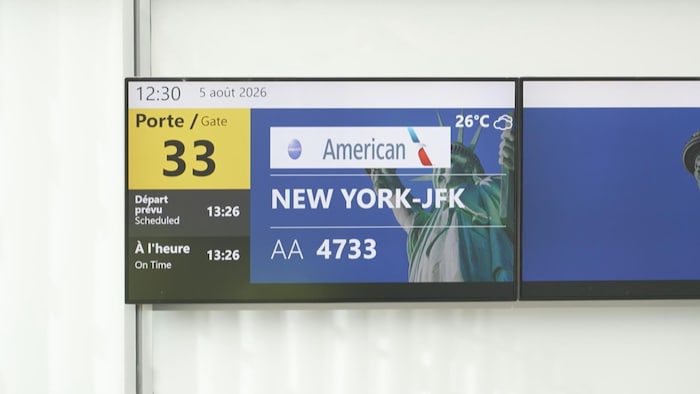 Un écran indiquant un vol vers New York.