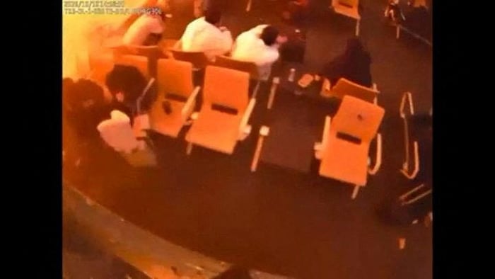 Une image tirée d'une vidéo diffusée par les autorités montre des personnes assises dans une salle d'attente au moment de l'attaque à l'aéroport international King Khalid de Riyad, en Arabie saoudite, le 10 octobre 2026.