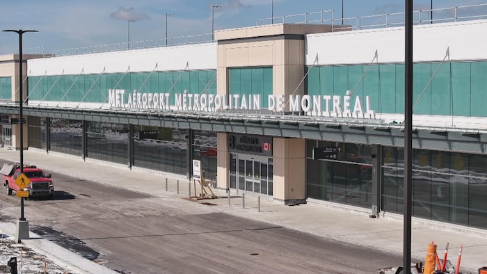 La façade extérieure du nouveau terminal de l'aéroport métropolitain de Montréal.