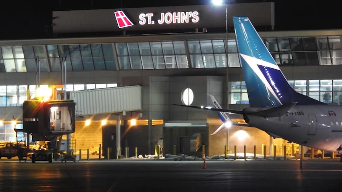 Un appareil de WestJet devant l'aéroport de Saint-Jean.