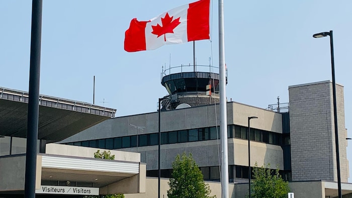 L'aéroport de Sept-Îles vue de l'extérieur.