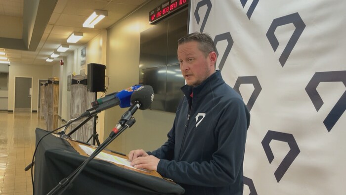 Le PDG de la compagnie Dymond lors d'une conférence de presse à Stephenville le 9 septembre 2021.