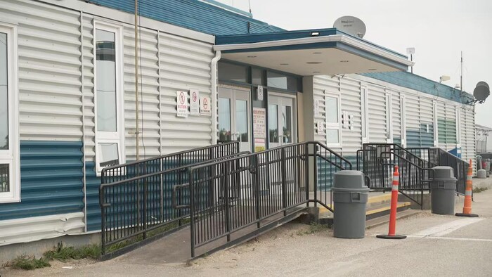 L'extérieur du terminal actuel de l'aéroport régional de Thompson.