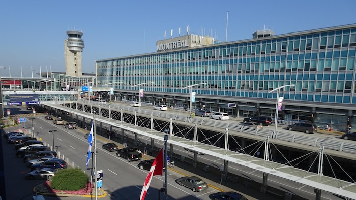 Le débarcadère de l’aéroport international Pierre-Elliott-Trudeau, à Montréal, la tour de contrôle en arrière-plan.