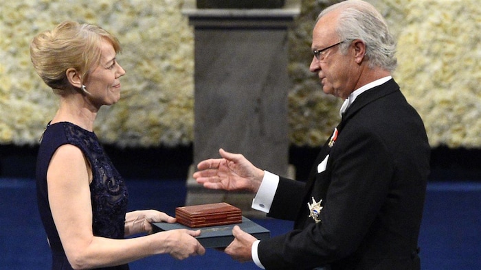門羅的女兒珍妮-門羅（Jenny Munro）代表母親從瑞典國王卡爾十六世-古斯塔夫手中接過諾貝爾文學獎獎章。