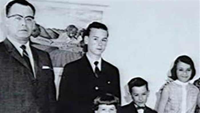 Louis-Georges Dupont et quatre enfants sur une photo.
