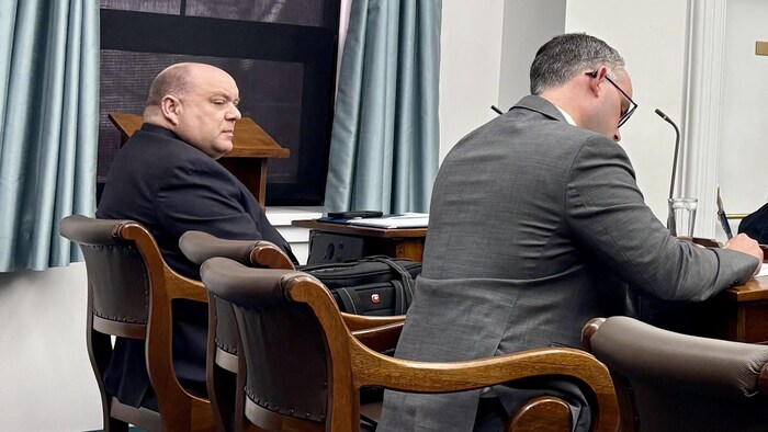 Gilles Arsenault est assis en Chambre. 