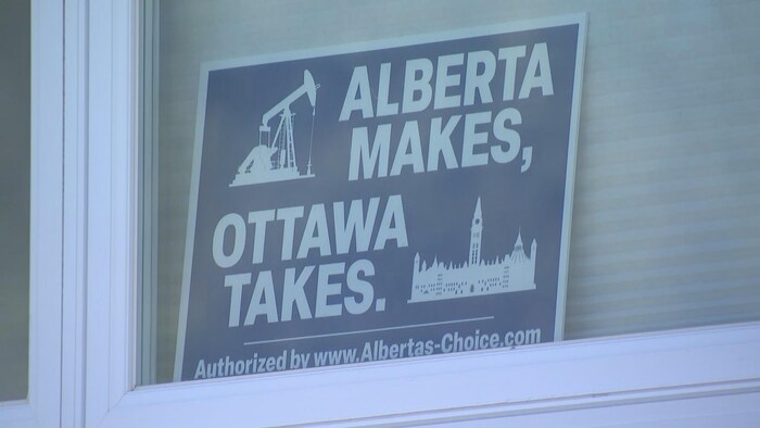 Une affichette où on peut lire « L'Alberta fait, Ottawa prend ».
