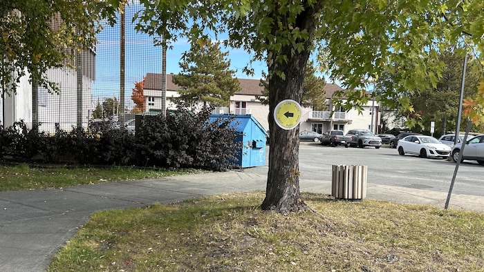 Une affiche sur laquelle est écrit le mot vote et une flèche directionnelle.