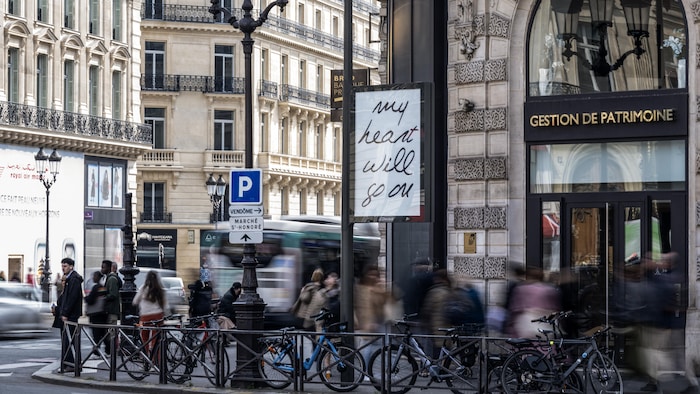 Une affiche est dans une rue.