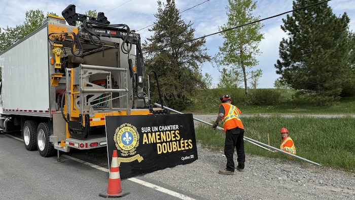 affiche de la Sureté du Québec sur la route.