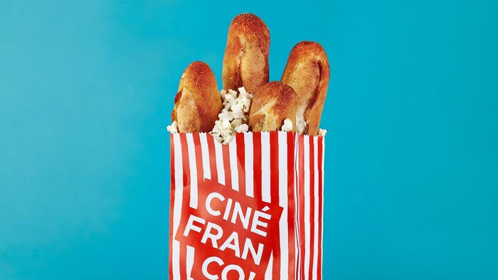 Une affiche de Cinéfranco avec des popcorn et une baguette de pain.