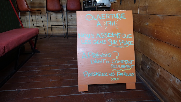 Une affiche à l'entrée de Chez Renard indique clairement que seuls les paiements par débit ou argent comptant sont autorisés.