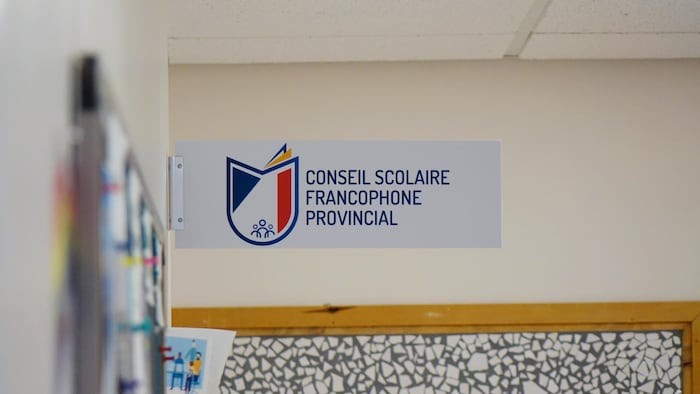 Une affiche devant l'entrée principale du siège social du Conseil scolaire francophone provincial de Terre-Neuve-et-Labrador.